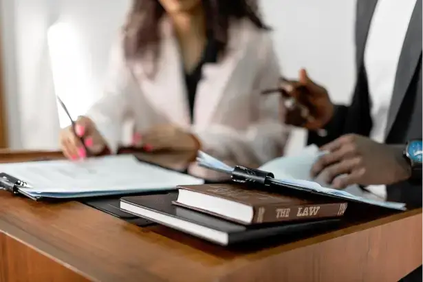 Dos mujeres revisando documentos legales.